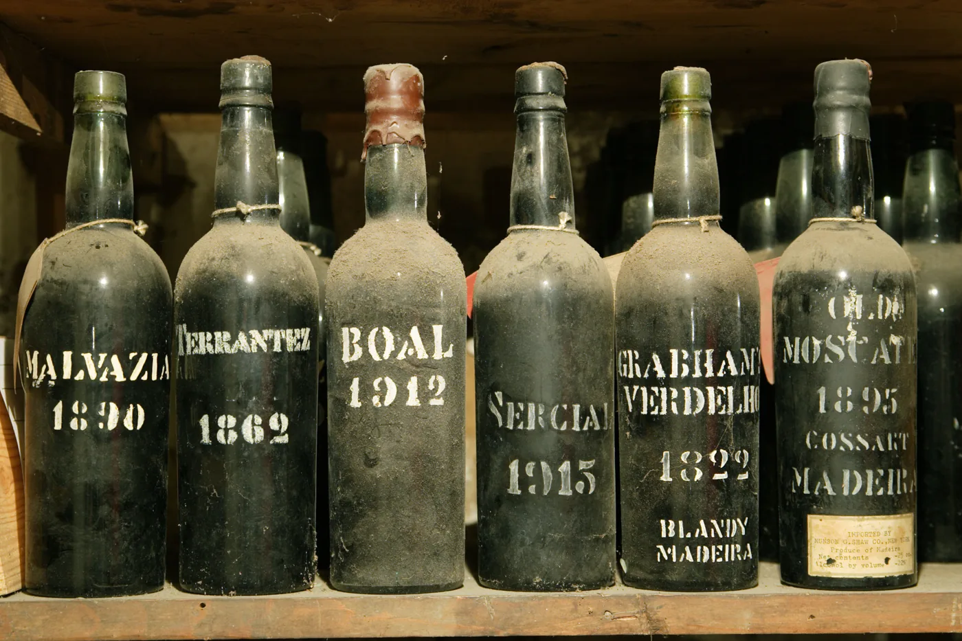 Botellas históricas en una bodega tradicional de vino de Madeira