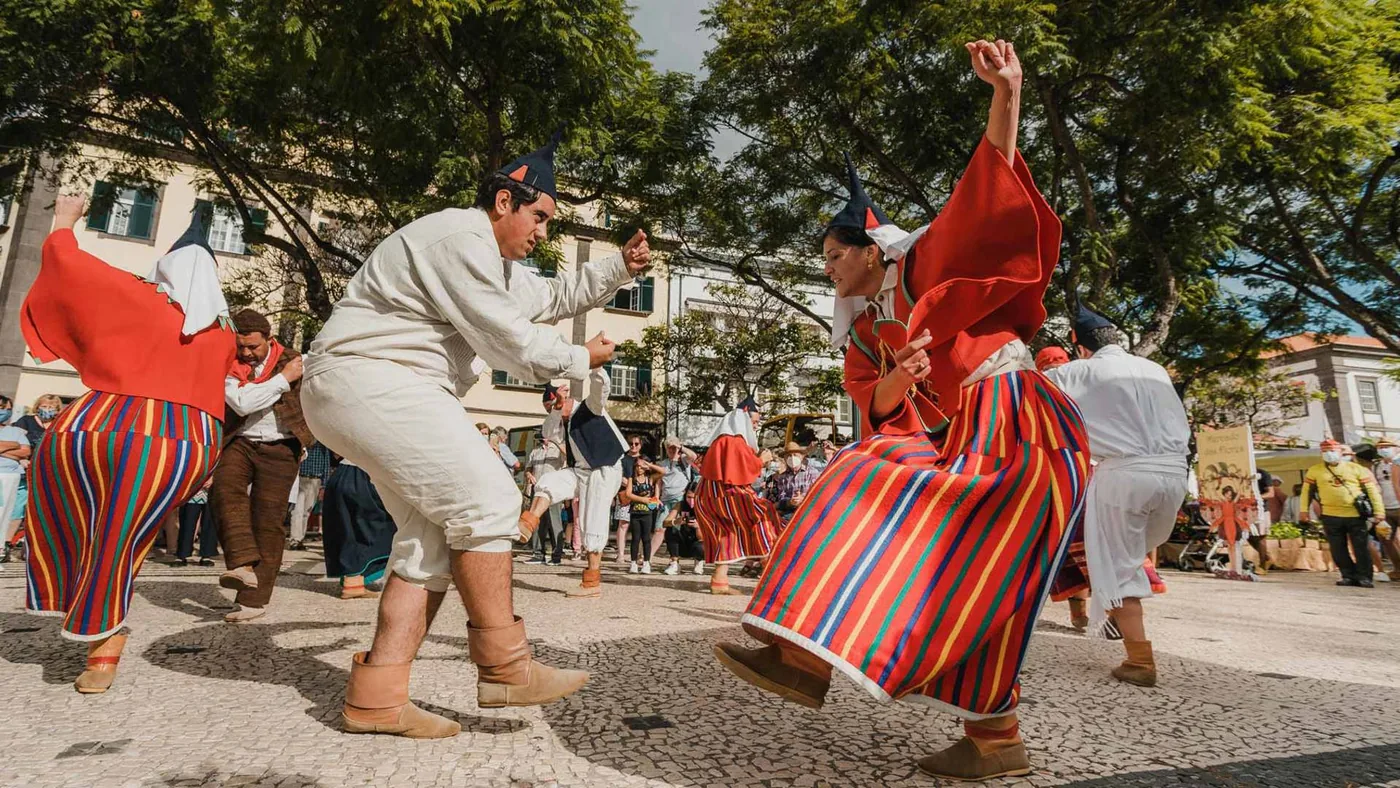Bailarines del folclore madeirense con trajes tradicionales