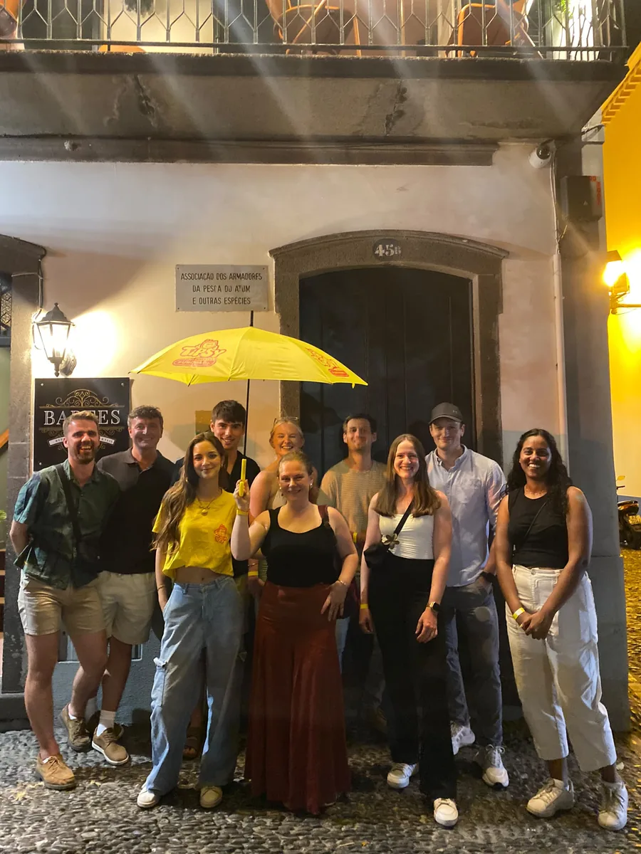 Grupo disfrutando de una noche guiada de pub crawl en Funchal