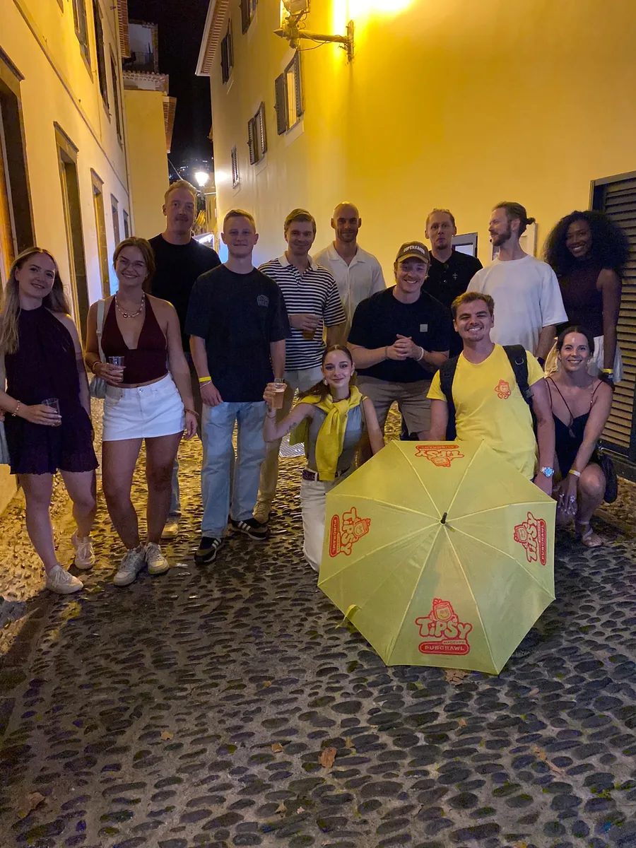 Grupo de Good Ground Madeira Pub Crawl en la Zona Vieja de Funchal
